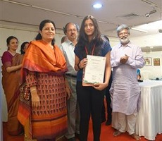 Picture from the closing ceremony of Khula Aasmaan by Indiaart Gallery - (L to R) Chitra Vaidya, Yashwant Pitkar, Tania Faquih, Vasudeo Kamath